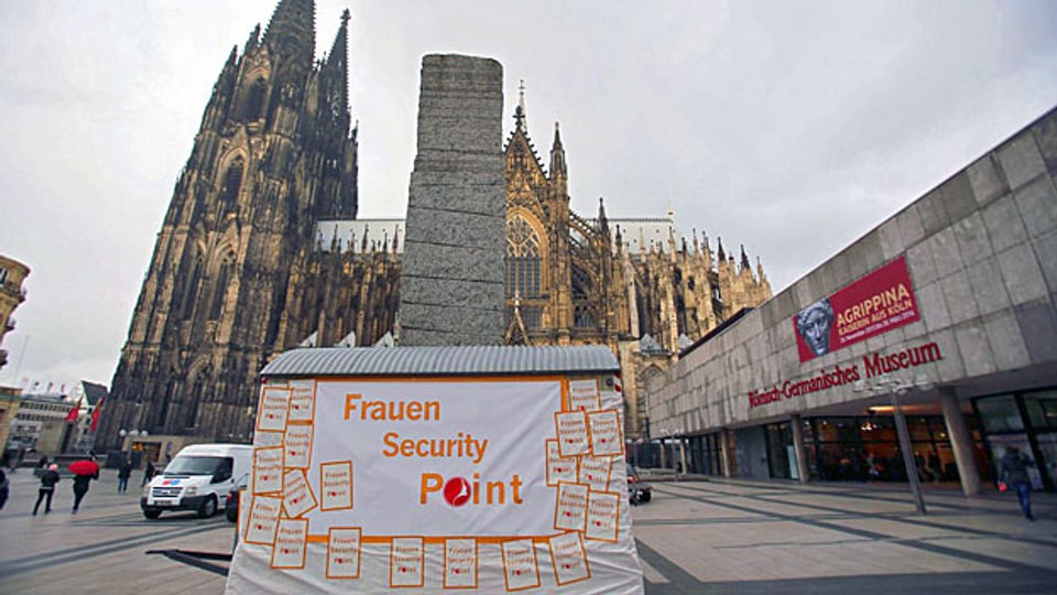 Während München 3800 Taschendiebstähle pro Jahr verzeichnet und Stuttgart deren 1500, sind es Köln und Leverkusen über 14‘000 pro Jahr. Die Diebesszene ist in den letzten Jahren explodiert. Bild: Am Kölner Karneval gibt es nun «Security Points» für Frauen.