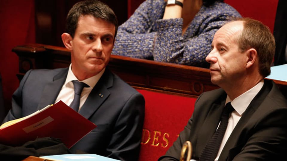 Frankreichs Premier Manuel Valls (l) und Justizminister Jean-Jacques Urvoas an der Parlamentsdebatte über eine Verfassungsreform am 5. Februar 2016.