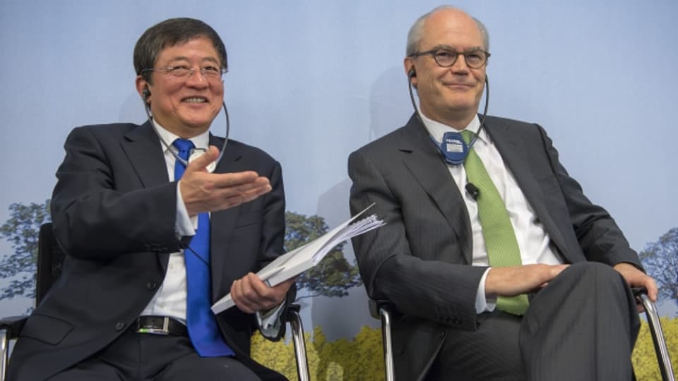 ChemChina-Chef Ren Jianxin und Michel Demaré, Verwaltungsratspräsident der Syngenta, erklären den Verkauf des Basler Agrochemiekonzerns vor den Medien.