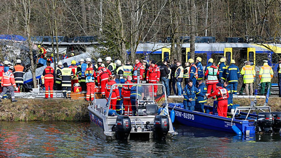 Rettungskräfte im Einsatz an der Unglücksstelle. Opfer und Verletzte werden mit Booten abtransportiert.