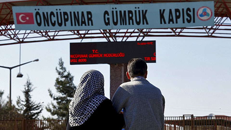 Ein syrisches Paar, das schon früher in die Türkei geflüchtet war, wartet im türkischen Kilis auf die Eltern, die aus Aleppo in Syrien geflüchtet sind.