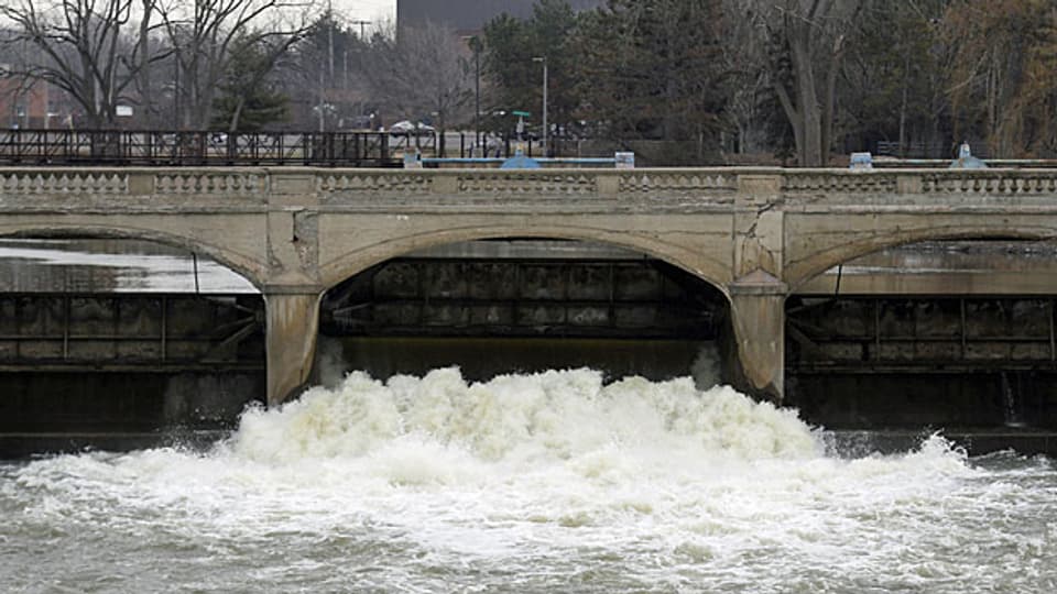 Der Fluss Flint in der gleichnamigen Stadt. Zwar hat der US-Kongress schon vor 30 Jahren bleihaltige Wasserrohre verboten, aber noch immer liegen bis zu zehn Millionen solcher Rohre im Boden. Es wird bis zu 50 Milliarden Dollar kosten, diese zu ersetzen.