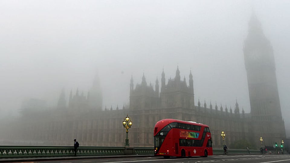Grossbritannien zeigt Härte gegenüber jugendlichen Flüchtlingen. Bild: «House of Parliament» in London Westminster im Nebel.