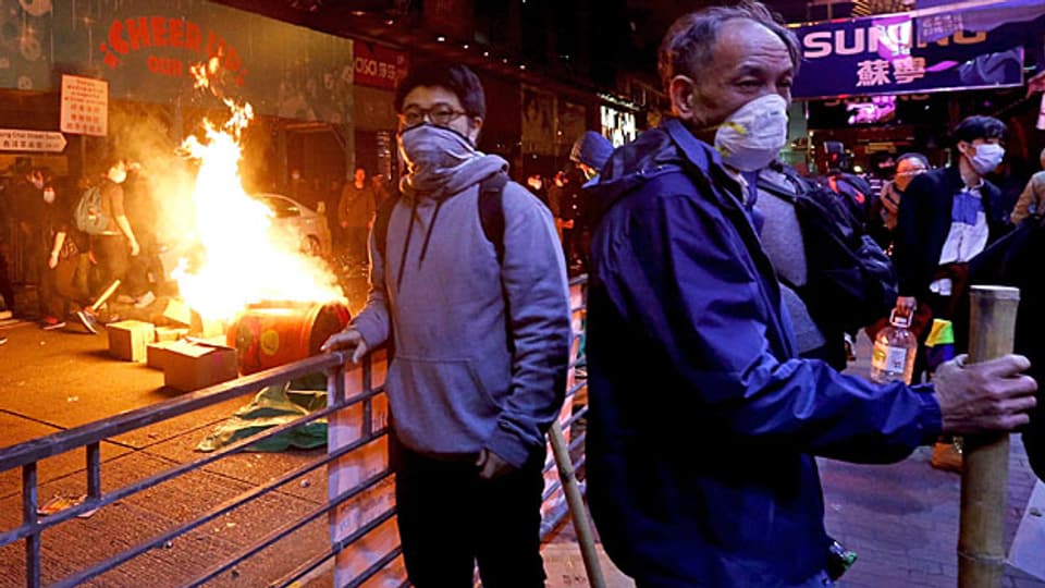 Wegen illegaler Snack-Stände sind im Hongkonger-Distrikt Mongkok Pflastersteine geflogen und Feuer entzündet worden.