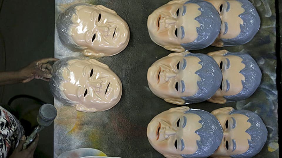 Ein Star des diesjährigen Strassenkarnevals in Brasilien ist asiatischer Herkunft: «O Japonês da Federal» nennen ihn die Brasilianer, den «Japaner von der Bundespolizei». Bild: Produktion der Masken des beliebten Polizisten Newton Ishii.