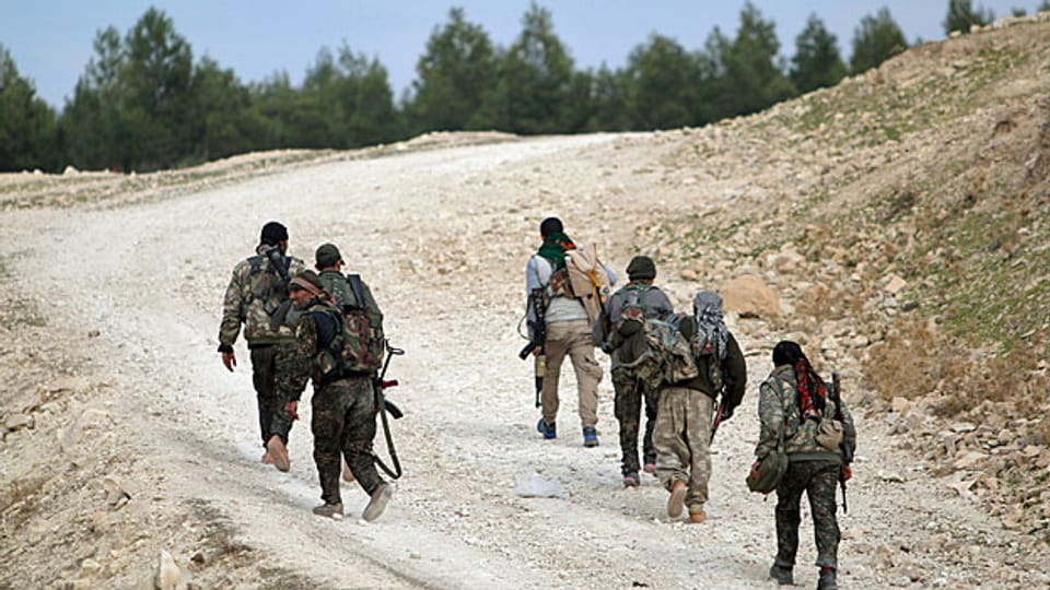 Kurdische Mitglieder der demokratischen Kräfte Syriens im  Dezember 2015 im Einsatz südlich von Kobane.