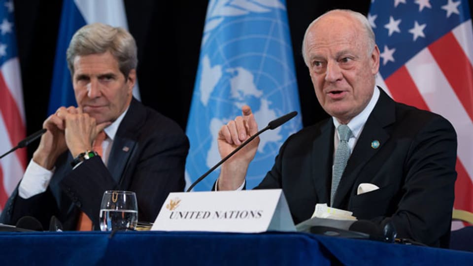US-Aussenminister John Kerry (l) und der UN-Sonderbeauftragte für Syrien, Staffan de Mistura, in München. De Mistura strebt eine möglichst rasche Wiederaufnahme der Friedensverhandlungen in Genf an.