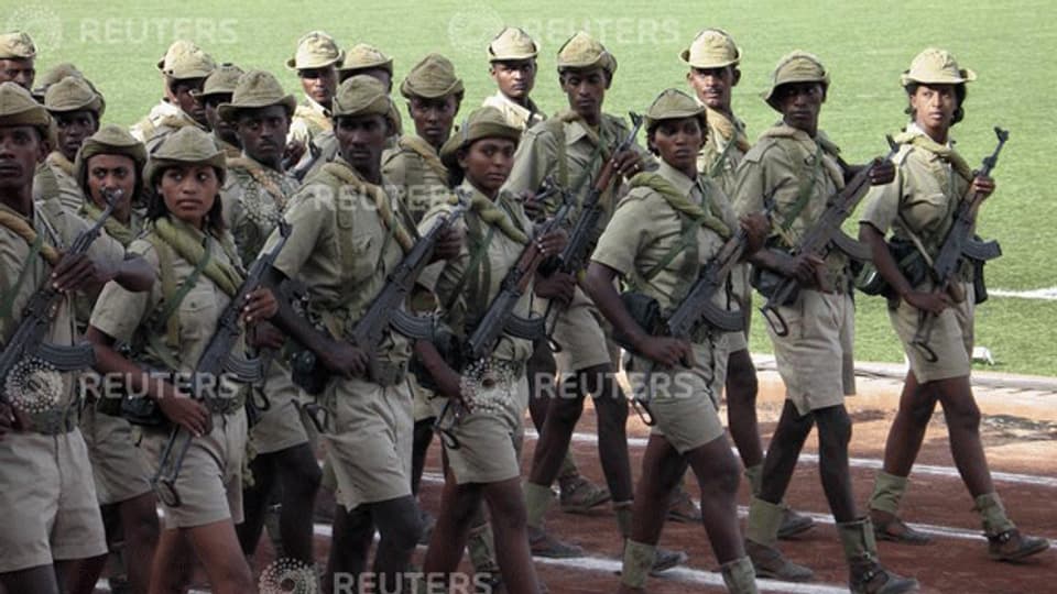 Soldatinnen und Soldaten der eritreischen Armee beim Exerzieren