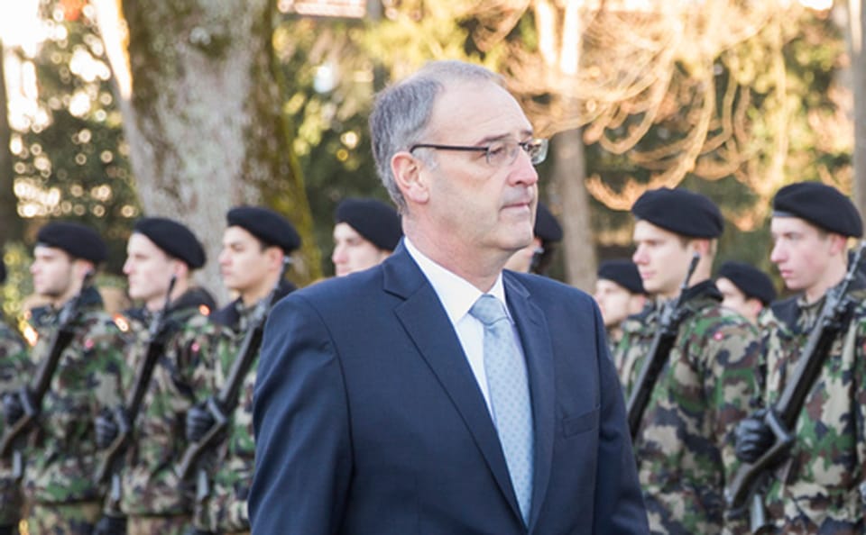Verteidigungsminister Guy Parmelin schreitet eine Ehrengarde der Schweizer Armee ab