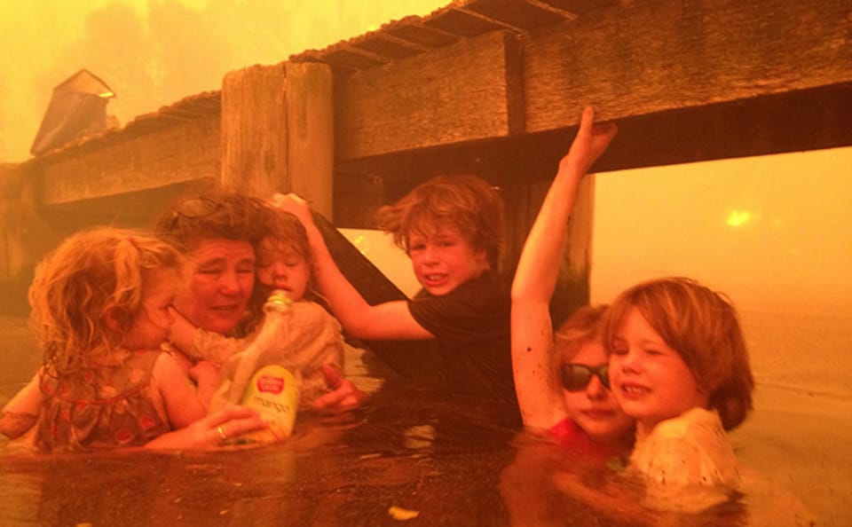 Eine Familie in Tasmanien sucht in einem See Schutz vor dem Flammenmeer