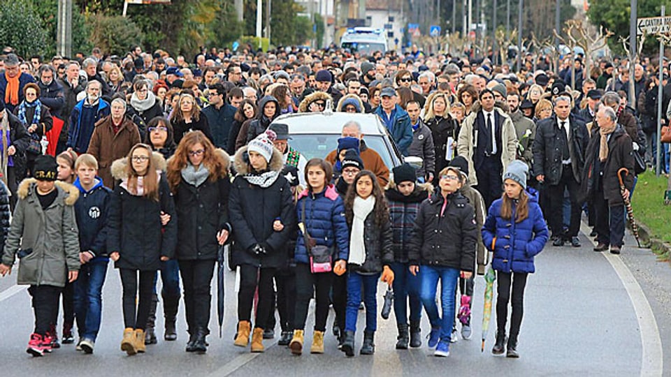 Eine riesige Menschenmenge hat sich am 12. Februar in Fiumicello zur Beerdigung von Giulio Regeni versammelt.