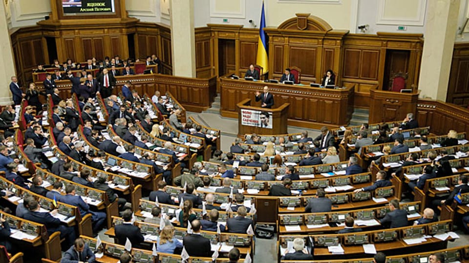 Premier Arsen Jazenjuk spricht am 16. Februar vor dem ukrainischen Parlament. Präsident Poroschenko ist der Ansicht, die Koalitionsparteien würden den Regierungschef nicht mehr unterstützen.
