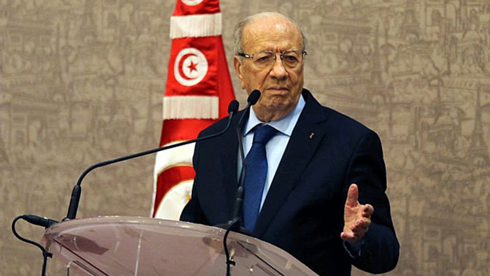 Die Erinnerungen an den Krieg gegen Libyens Diktator Gadhafi sind in Tunesien noch immer gegenwärtig; damals flüchteten innert weniger Tage mehr als hunderttausend Gastarbeiter aus Libyen nach Tunesien. Bild: der tunesische Präsident Béji Caid Essebsi.