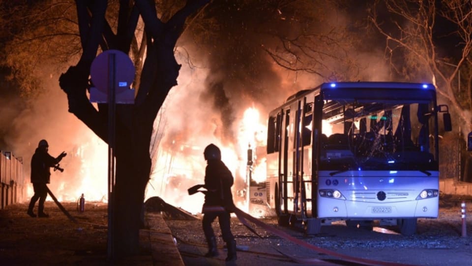 Brennende Autowracks - der Anschlag im Zentrum von Ankara.