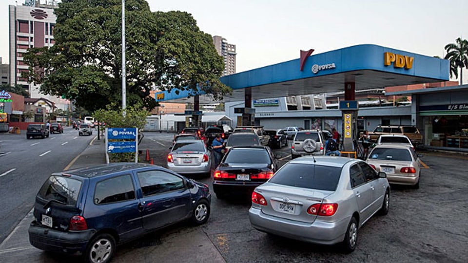 Nachdem Venezuelas Präsident Nicolas Maduro die Anhebung des Benzinpreises um 6000 Prozent angekündigt hatte, bildeten sich vor vielen Tankstellen lange Autoschlangen.