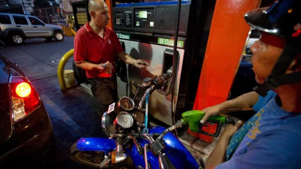 Motorradfahrer an einer Tankstelle in Caracas