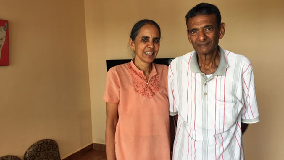 Im Altersheim Sukshanti spielen Vasanta und ihr Mann Baskara täglich eine Runde Ping-Pong, ein kämpferisches Duell. Yoga, Meditation, Spaziergänge, Zeitungslektüre und Internet füllen ihren Alltag.