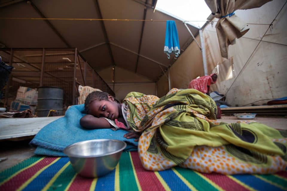 Kranke Flüchtlingsfrau in Darfur