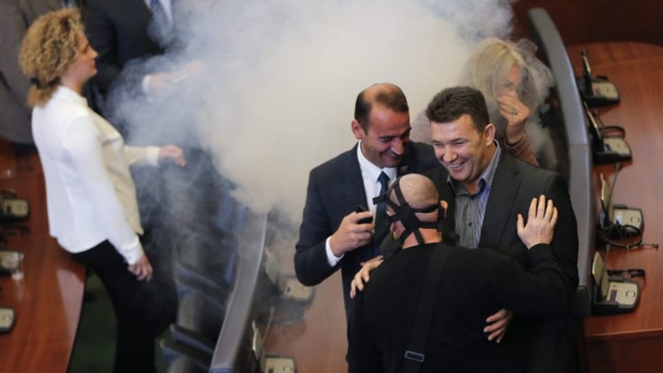 Tränengaspetarden im Parlamentssaal in Pristina am 19. Februar 2016.
