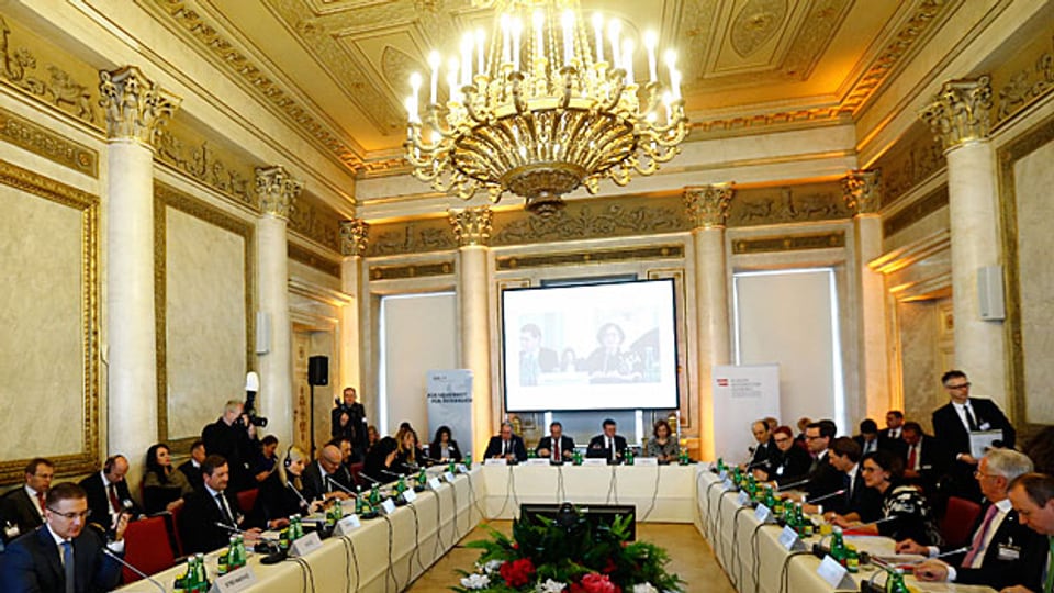 Die Balkanstaaten – ohne Griechenland und ohne Brüssel - suchen selbst eine Strategie in der Flüchtlingskrise. Bild: Konferenzsaal in Wien.