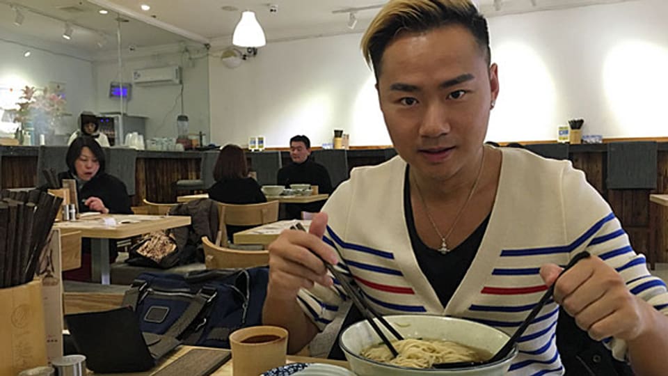 Der 30-jährige Modefotograf Kyle Fong begleicht mit dem Handy nicht nur Restaurantrechnungen, sondern bezahlt damit auch im Supermarkt oder in Fachgeschäften - auch seinen neuen Fotoapparat hat er mit der Handy-App gekauft.