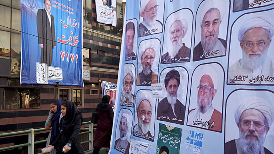 Die Reformer und die sogenannt moderaten Konservativen haben sich zusammengetan und hoffen, mit gemeinsamen Listen die extremsten Hardliner aus dem iranischen Parlament vertreiben zu können. Bild: Eine Wand mit Wahlplakaten im Zentrum Teherans.