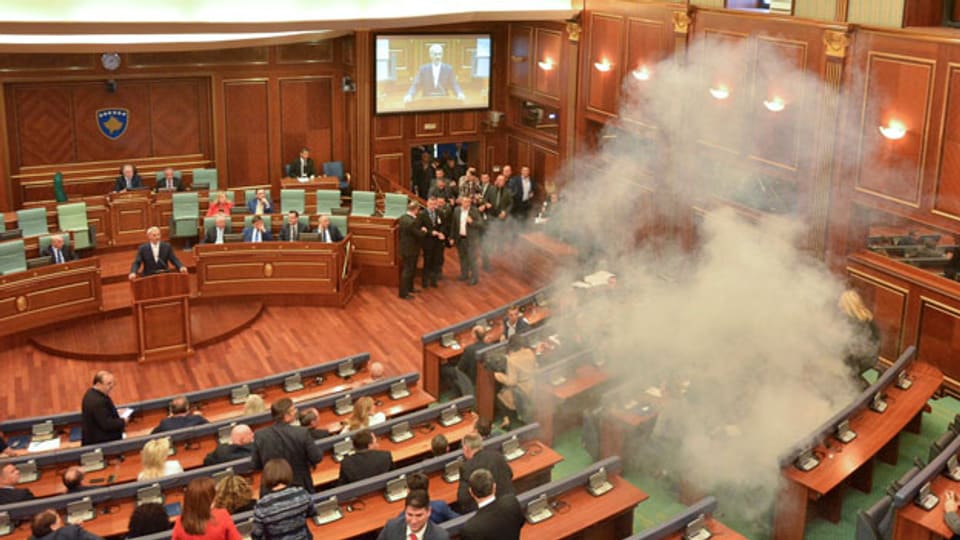 Tränengas während einer Sitzung des Parlaments in Pristina am 26. Februar aus Protest gegen Premierminister Hashim Thaci, der erneut zum Staatspräsidenten gewählt werden soll.