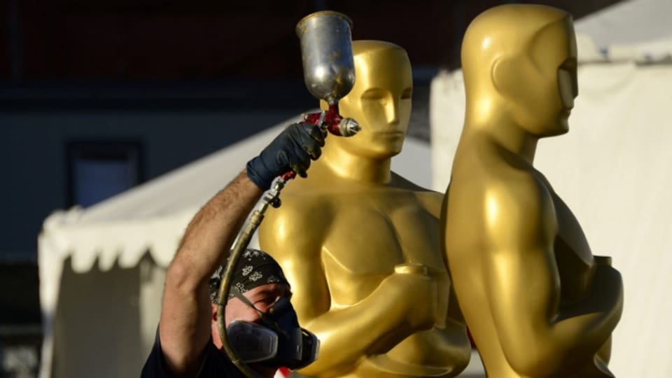 Übergrosse Oscar-Statuen: Letzte Vorbereitungen vor der Oscar-Verleihung in Los Angeles stehen bereit für die Verleihung in Los Angeles