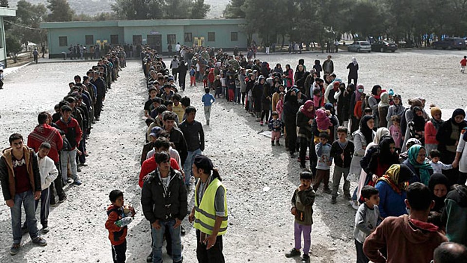 Die griechische Regierung - mit der eigenen Wirtschaftskrise kämpfend - ist mit der aktuellen Flüchtlingssituation heillos überfordert. Die EU-Kommission fungiert mit der beantragten Nothilfe nun als Feuerwehr. Bild: Flüchtlinge nach der Ankunft in einem provisorischen Lager am Rande von Athen.