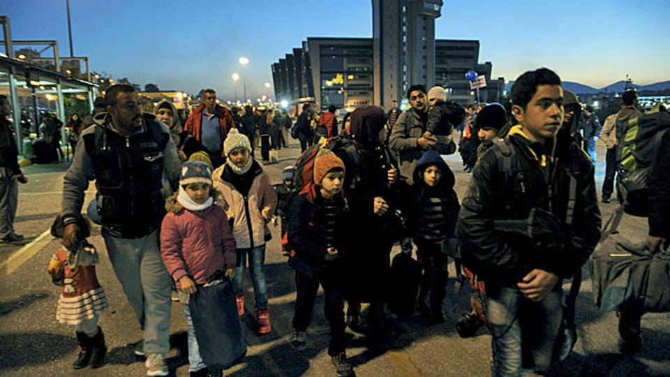Griechenland soll mit den zehntausenden Flüchtlingen nicht alleine gelassen werden. Bild: Flüchtlinge nach der Ankunft im Hafen von Piräus.