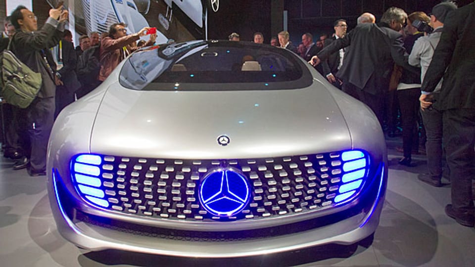 Die Autobranche befindet sich im Wandel: Autofirmen werden zu Softwarefirmen und Softwarefirmen beginnen, Autos zu bauen. Deshalb entsteht das Auto der Zukunft im Silicon Valley.Bild: Ein weitgehend «autonomer» Mercedes-Benz F015 an einer Ausstellung in Las Vegas, im Januar 2015.