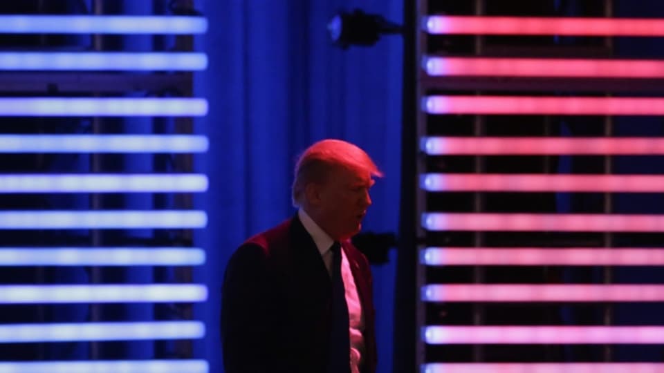 Donald Trump, der Präsidentschaftskandidat der Republikaner und Geschäftsmann, geht auf die Bühne während einer republikanischen Präsidentschaftsdebatte veranstaltet von ABC News im Februar.