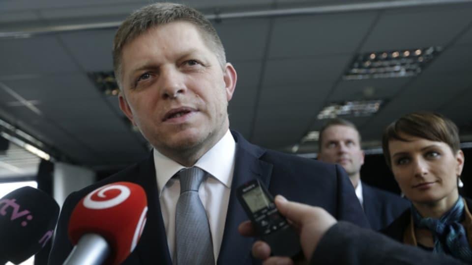 Robert Fico, Ministerpräsident der Slowakei, wendet sich nach den Wahlen an die Medien.