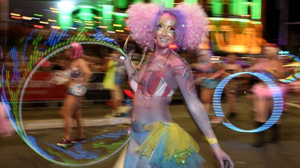 Eine halbe Million Menschen schauen zu, wie Homosexuelle tanzen durch die Strassen von Sydney am Mardi Gras.