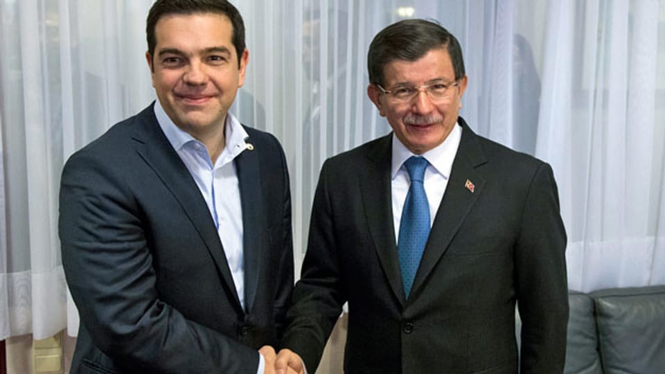 Lächeln für die Kamera: Alexis Tsipras und Ahmet Davutoglu der griechische und der türkische und der Premierminister reichen sich die Hand.