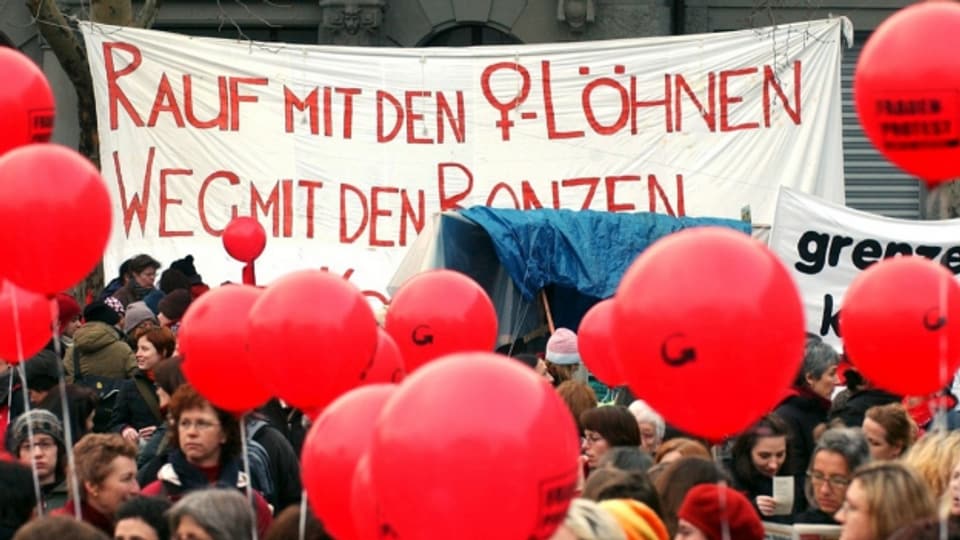 Forderung nach gleichen Löhnen: Kundegebung am Weltfrauentag 2004 in Zürich.