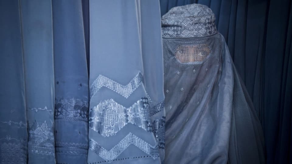 Eine verschleierte Frau, aufgenommen hier in der Altstadt von Kabul, Afghanistan. Unter dem Titel «Moscheen hinter dem Schleier» zeigt im Dänischen Privatfernsehen eine Doku-Serie, Hasserfüllte Prediger, Beispiele von Paralleljustiz und radikale Tendenzen.