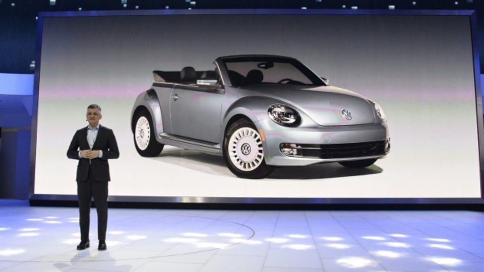 Das waren noch bessere Zeiten: Der US-VW Chef Michael Horn an der Automesse in Detroit bei der Präsentation des neuen Beetle.