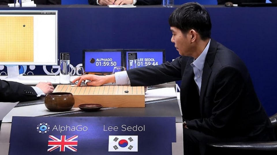 Der Weltbeste Go-Spieler Lee Sedol setzt seine Steine gegen das Computerprogramm AlphaGo.