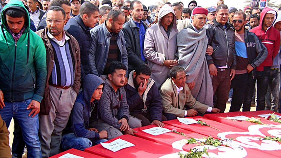 Kein Terroranschlag, sondern ein Eroberungsversuch. Nach Libyen gerät auch Tunesien ins Visier des «Islamischen Staats». Bild: Trauerfeier für die Opfer der IS-Angriffe an der tunesisch-libyschen Grenze in der Stadt Ben Guerdane.