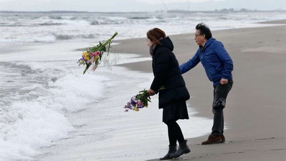 Blumen für die Tsunami-Opfer. Über 15‘894 Menschen wurden getötet; 2‘562 werden immer noch vermisst.