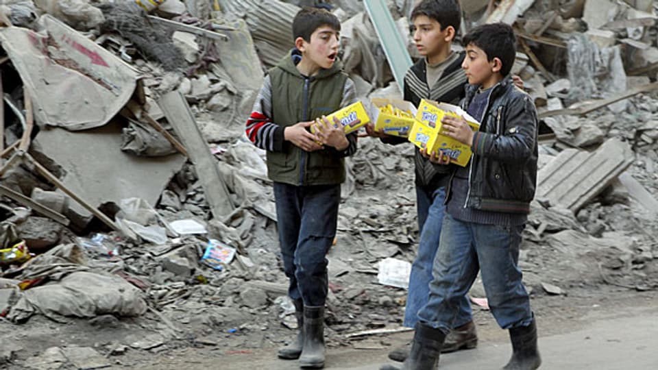 In Syrien wächst eine Generation ohne Bildung heran. Bild: In den Trümmern von Aleppo.
