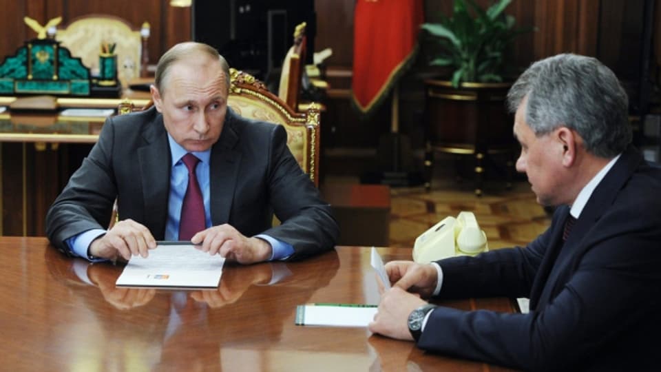 Russlands Präsident Wladimir Putin im Gespräch mit Verteidigungsminister Shoygu.