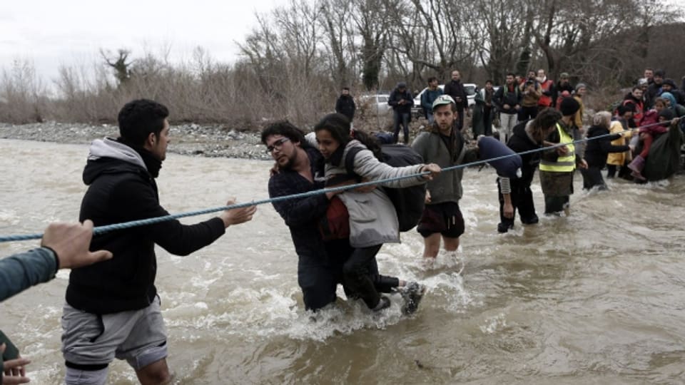 Vergebliche Anstrengungen: Flüchtlinge durchqueren einen Fluss, nur um später von den mazedonischen Grenzbehörden abgefangen zu werden.