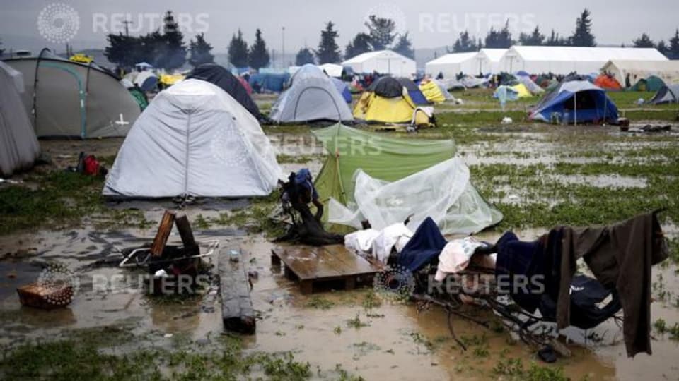 Viele Syrer sitzen im Flüchtlingslager Idomeni in Griechenland fest.