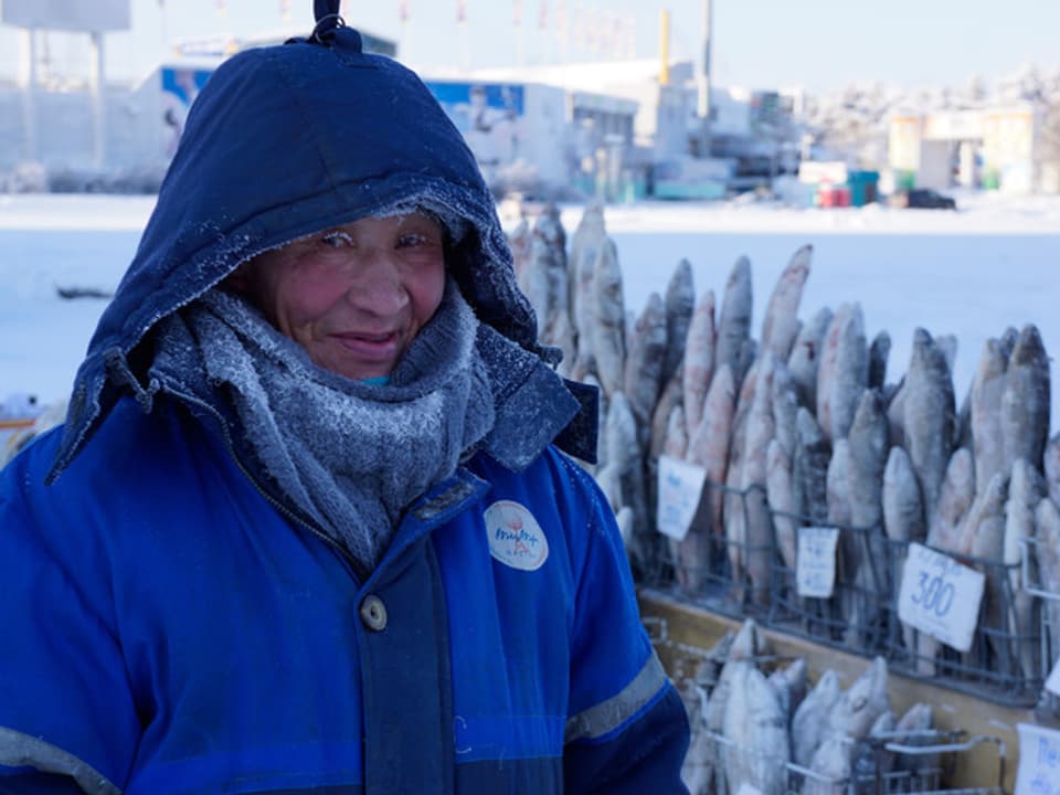 Die Fische auf dem Markt in Jakutsk sind steif gefroren – der Verkäufer ist trotz der Kälte den ganzen Tag draussen.