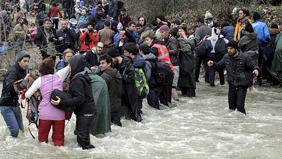 Hunderte Flüchtlinge, die durch einen reissenden Fluss nach Mazedonien gelangt waren, sind inzwischen wieder im griechischen Zeltcamp.