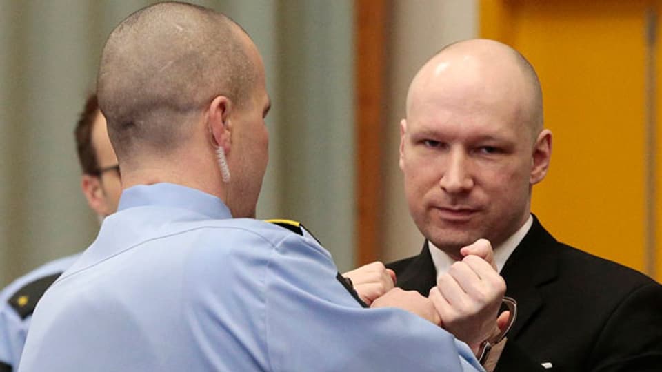 Anders Breivik (links) sitzt seit fast fünf Jahren in Isolationshaft.