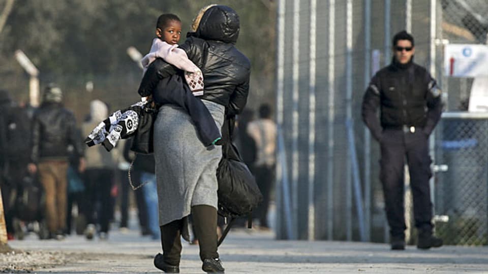 Griechenland ist mit der Rolle nach dem Abkommen zwischen EU und Türkei überfordert. Bild: eine aus dem Kongo geflüchtete Frau mit einem Baby vor der Registrierungsstelle auf der Insel Lesbos.