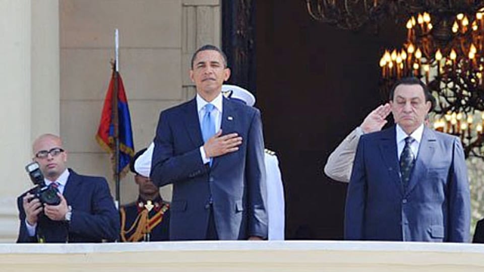 Am 4. Juni 2009 hielt US-Präsident Barack Obama in Kairo seine «Rede an die islamische Welt». Die Rede trug im englischen Original den Titel «A New Beginning». Obama sprach in der Universität Kairo und erfüllte damit ein Wahlkampfversprechen. Bild: im Hintergrund am linken Bildrand der Fotograf Ahmed Mourad,  im Vordergrund US-Präsident Barack Obama und der damalige ägyptische Herrscher Hosni Mubarak.